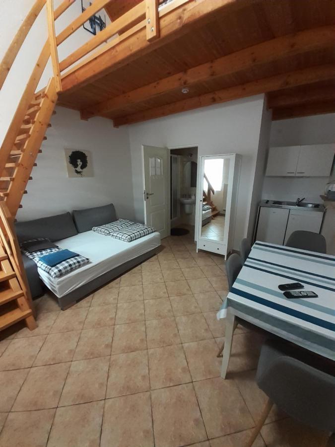 Polonia Apartman Apartment เอ็กแกร์ซาโลก ภายนอก รูปภาพ